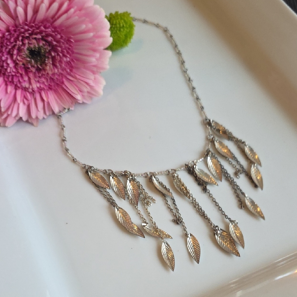 Chic Silver Leaf Necklace